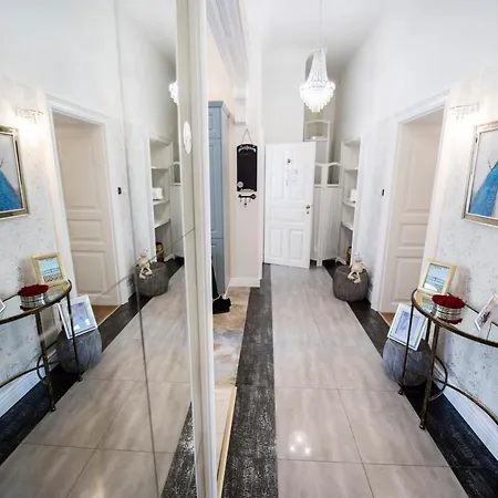 Luxury Designer Period In Old Town By The Presidential Palace Apartman