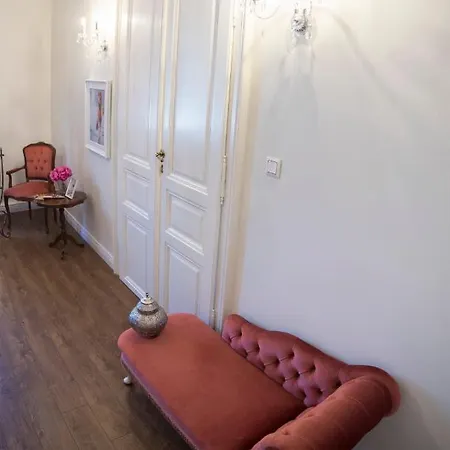 Luxury Designer Period In Old Town By The Presidential Palace *