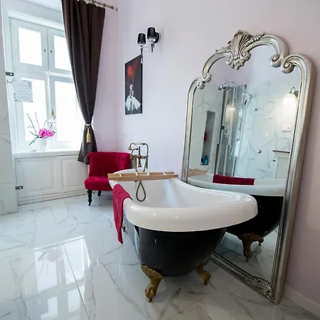 Апартаменты Luxury Designer Period In Old Town By The Presidential Palace *