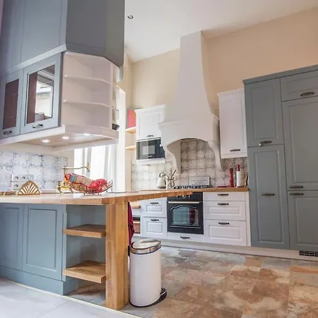 Luxury Designer Period In Old Town By The Presidential Palace Братислава