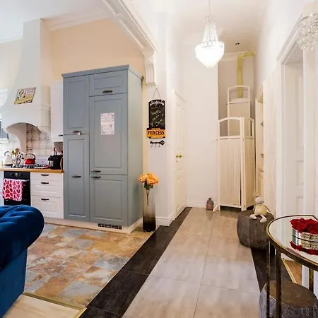 Luxury Designer Period In Old Town By The Presidential Palace * Братислава