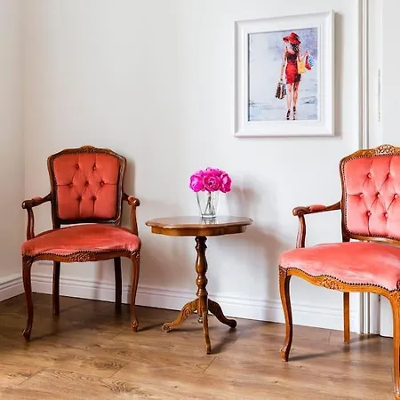 Апартаменты Luxury Designer Period In Old Town By The Presidential Palace *